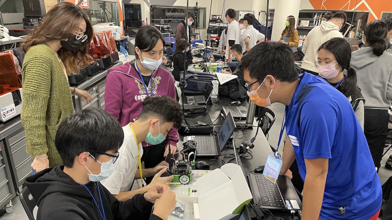 AI4Kids Taiwan participants working on robotics.