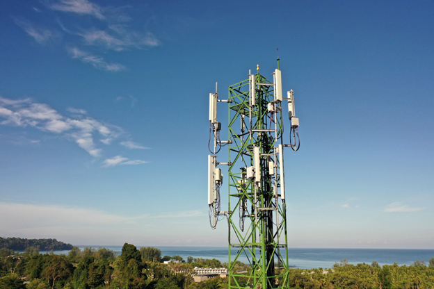 Picture of a wireless tower with multiple antennas.