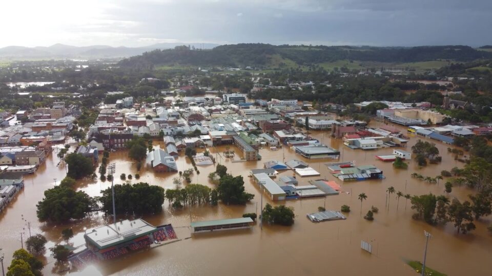 洪水淹没城镇的照片。